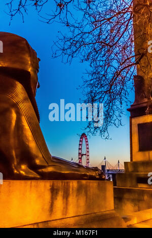 Statua sul terrapieno con il London Eye Foto Stock