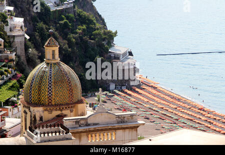 Vista orientale del villaggio di Positano con la Chiesa di Santa Maria Assunta, Costiera Amalfitana, Campania, Italia. Foto Stock