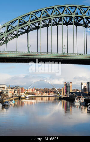 Il Tyne e il Millennium Bridge sul fiume Tyne tra Gateshead e Newcastle, North East England, Regno Unito Foto Stock