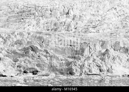 Mare baia con un ghiacciaio e iceberg in Svalbard, Spitsbergen, Norvegia Foto Stock