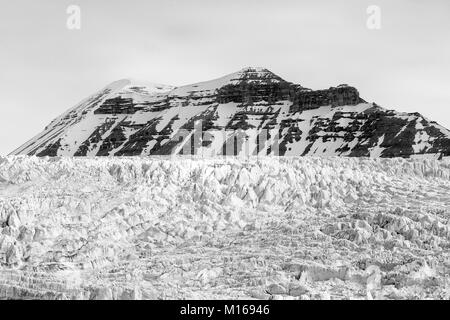 Ghiacciaio e montain in background in Svalbard, Spitsbergen, Norvegia Foto Stock