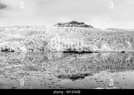 Mare baia con un ghiacciaio e iceberg in Svalbard, Spitsbergen, Norvegia Foto Stock