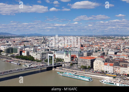 Vista da Gellertberg sul Danubio a Pest, Budapest, Ungheria Foto Stock