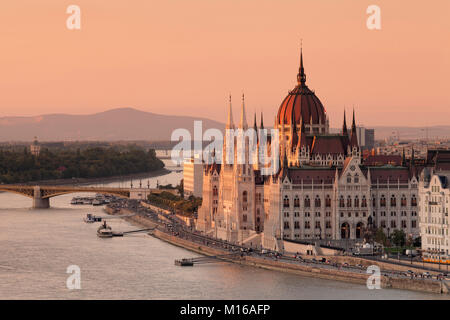 Veduta sul Danubio al Parlamento europeo al tramonto, Pest, Budapest, Ungheria Foto Stock