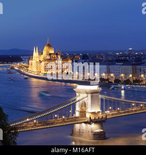 Vista dalla collina del castello al di sopra della catena Széchenyi ponte per il Parlamento europeo, il Danubio, Budapest, Ungheria Foto Stock