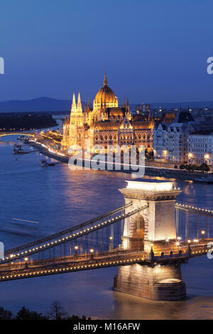 Vista dalla collina del castello al di sopra della catena Széchenyi ponte per il Parlamento europeo, il Danubio, Budapest, Ungheria Foto Stock