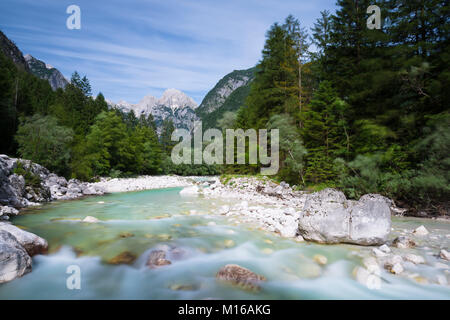 Soca River con crystal clear, acqua turchese, Soca Valley, il Parco Nazionale del Triglav, Kanin montagne, sulle Alpi Giulie, Slovenia Foto Stock