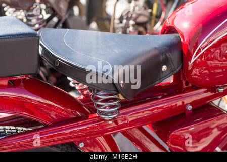 Vecchia motocicletta del tipo a sella sedile con molle Foto Stock