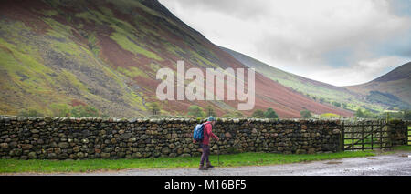 Walker in una popolare località turistica Burnthwaite a testa Wasdale, nel distretto del lago, Cumbria, England, Regno Unito Foto Stock