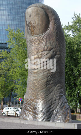 Le pouce pollice scultura di César Baldaccini nel quartiere degli affari La Defense, area metropolitana di Parigi e Ile-De-France, Francia. Foto Stock