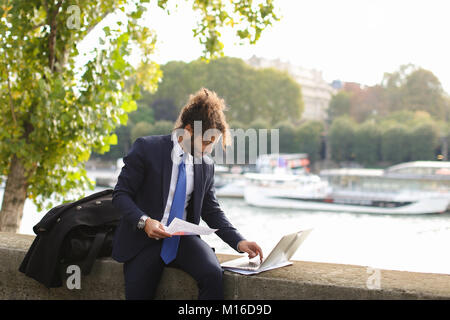 Professore di ispanici in staccata dovere lavorare con il computer portatile. Foto Stock