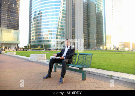 Allietano manager maschio quotidiano di lettura al di fuori di . Foto Stock