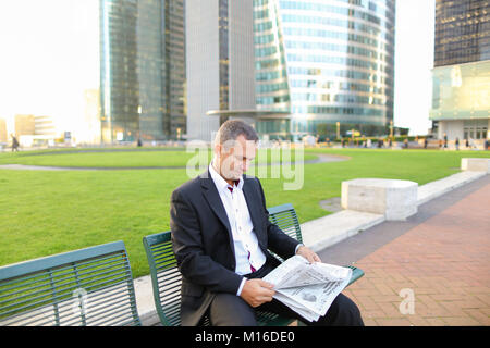 Allietano manager maschio quotidiano di lettura al di fuori di . Foto Stock