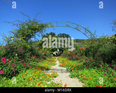 Vicolo di fiori in Monet a Giverny Francia Foto Stock