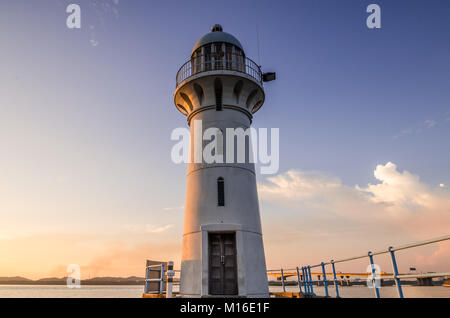 Raffles Marina faro immergere nel firmamento del bellissimo tramonto. Il faro è stato costruito nel 1994 e si affaccia sul Tuas secondo link. Foto Stock