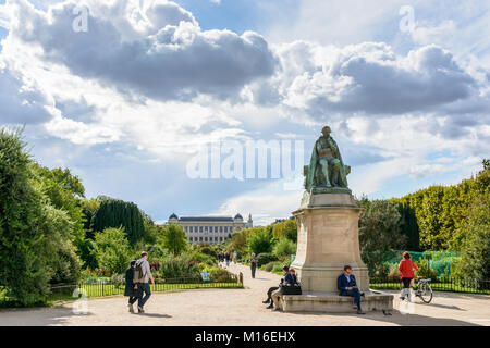 Parigi, Francia - 15 Settembre 2017: parigini passeggiate e riposo in 'Jardin des Plantes' ai piedi del monumento al naturalista francese Jean- Foto Stock