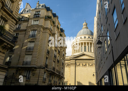 Basso angolo vista laterale della cupola del Pantheon di Parigi a partire da una stretta strada adiacente con classici e moderni edifici Parigini in primo piano. Foto Stock