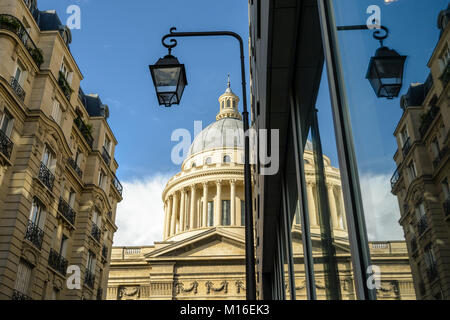 Basso angolo vista laterale della cupola del Pantheon di Parigi a partire da una stretta strada adiacente con classici e moderni edifici Parigini in primo piano Foto Stock