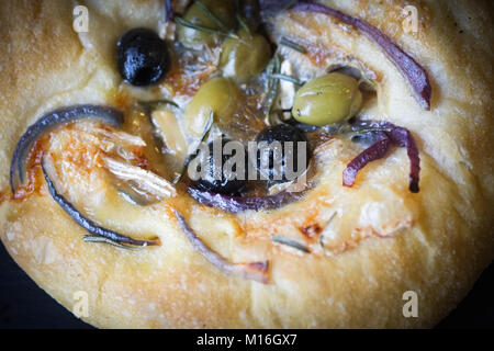 Pane appena sfornato il pane artigianale. Olio di oliva, cipolla e focaccia al rosmarino. Foto Stock