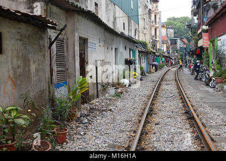 Hanoi, Vietnam - 14 dicembre 2017. Case su una strada residenziale a cui spesso viene fatto riferimento come il treno Street nel centro di Hanoi che ha cresciuto aro Foto Stock
