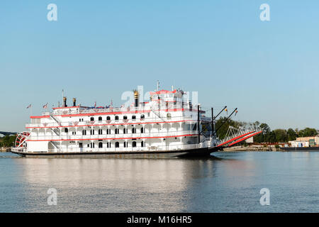 Il Savannah, Georgia, Stati Uniti d'America - 31 ottobre 2017: Savana riverboat Georgia Regina in escursione lungo il fiume. Foto Stock