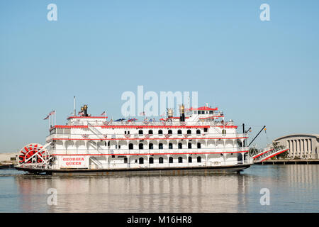 Il Savannah, Georgia, Stati Uniti d'America - 31 ottobre 2017: Savana riverboat Georgia Regina in escursione lungo il fiume. Foto Stock