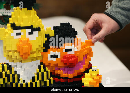 Un modello di Sesame street Bert e Ernie, a Brickxfest un evento per gli appassionati di Lego a Tayto Park, Co. Contea di Meath. Foto Stock