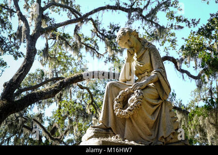 Il Savannah, Georgia, Stati Uniti d'America - 31 ottobre 2017: Statua presso la storica cimitero Bonaventura a Savannah in Georgia negli Stati Uniti Foto Stock