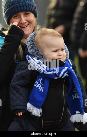 I fan di arrivare in anticipo degli Emirati FA Cup, quarto round in abbinamento al DW Stadium, Wigan. Foto Stock