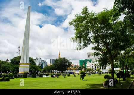 Indipendenza birmana monumento Obelisco bianco Al Maha Bandula park a Yangon, MYANMAR Birmania. Alto obelisco al centro del parco ricreativo giardino Asia Foto Stock