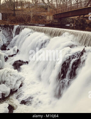 In inverno l'acqua cade con formazione di ghiaccio. Fotografia del Yantic cade in Norwich CT, adottata nel gennaio lungo il fiume Yantic. Foto Stock