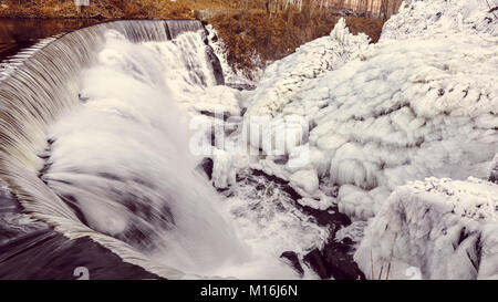 In inverno l'acqua cade con formazione di ghiaccio. Fotografia del Yantic cade in Norwich CT, adottata nel gennaio lungo il fiume Yantic. Foto Stock