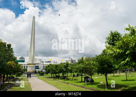 Indipendenza birmana monumento Obelisco bianco Al Maha Bandula park a Yangon, MYANMAR Birmania. Alto obelisco al centro del parco ricreativo giardino Asia Foto Stock