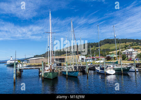 Huonville, Tasmania, Australia - 24 dicembre 2015: paesaggio panoramico delle barche sul Fiume Huon Foto Stock