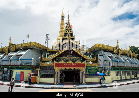 Esterno della Sule Pagoda e stupa dorato a un incrocio e utilizzato come un semaforo con un isola rotonda con negozi nel centro di Yangon, MYANMAR Birmania Asia SE Foto Stock