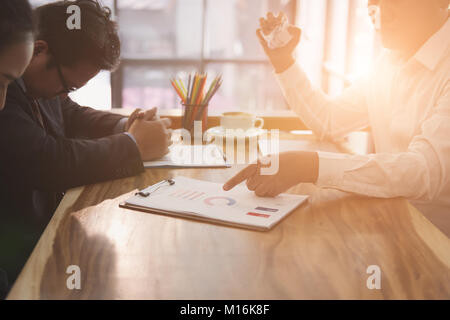 Furious boss scolding frustrato donna presso l'ufficio. irritato uomo incolpa sconvolto intern per guasto a workplace. lavoro stressante Foto Stock