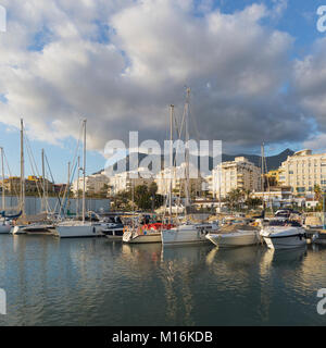 Marbella Costa del Sol, provincia di Malaga, Andalusia, Spagna meridionale. Yachts in Puerto deportivo Marina La Bajadilla. Foto Stock