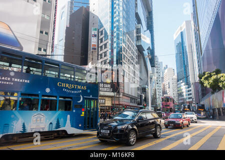 Hong Kong strada trafficata scena con auto e tram Foto Stock