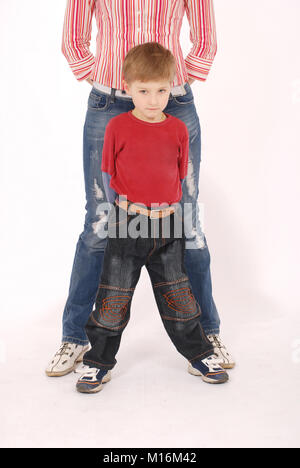 Il bambino gioca con la mamma, studio foto Foto Stock