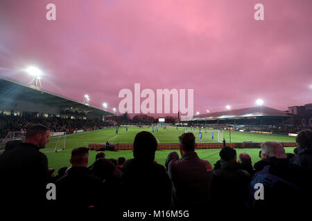 Ventilatori in gabbie guarda su come Tottenham Hotspur i giocatori di riscaldarsi durante la Emirates FA Cup, quarto round corrispondono a Rodney Parade, Newport. Foto Stock