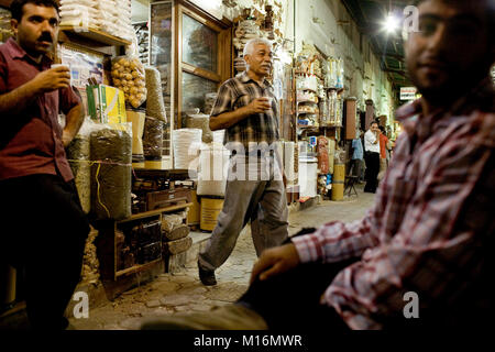 DUBAI, Emirati Arabi Uniti - 18 Ottobre 2008: iraniani di Shiraz operanti nel mercato delle spezie in Dubai area souq cercano di attirare i clienti. Foto Stock