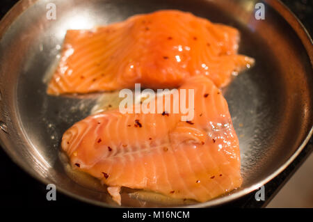 Materie Salmone in padella per essere cotti Foto Stock