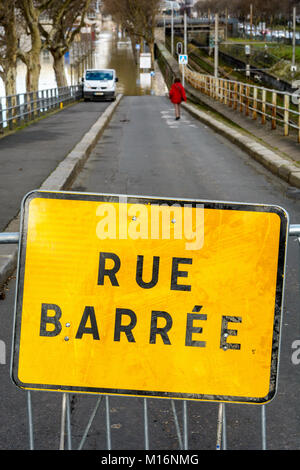 Parigi, Francia - 26 Gennaio 2018: la strada che scende fino al porto di Grenelle, lungo la RER C ferroviarie, è chiuso da una barriera di sicurezza dopo la Senna flo Foto Stock