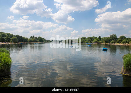 Barche sulla serpentina a Hyde Park in un giorno d'estate, Londra, Inghilterra Foto Stock