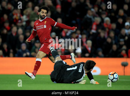 Liverpool è Mohamed Salah (sinistra) ha un tiro salvato dal West Bromwich Albion portiere Ben Foster (fondo) momenti prima del compagno di squadra Roberto Firmino (non in foto) punteggi il suo lato del primo obiettivo del gioco durante la Emirates FA Cup, quarto round corrispondono ad Anfield, Liverpool. Foto Stock