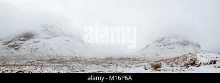 Il Lairig Gartain, tra Buachaille Etive Mor e Buachaille Etive Beag in Glen Coe, Scozia, su un wintery, atmosferica dei giorni di novembre Foto Stock