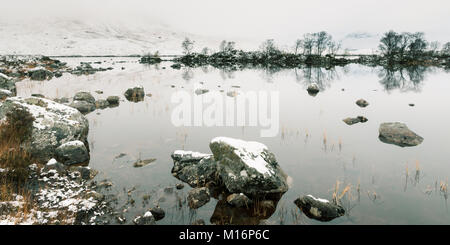 Lochan na h-Achlaise su Rannoch Moor vicino a Glen Coe, Scozia. Un molto freddo e nebbioso ma completamente calma giorno. Foto Stock