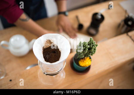 La preparazione di freschi caffè organico in Cali, Colombia Foto Stock