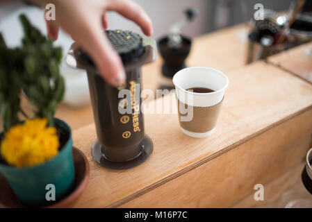 Collegare il portafiltro con il caffè appena macinato alla macchina da caffè  Foto stock - Alamy