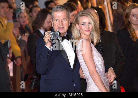 Londra, UK, 23 novembre 2015, Mario Testino, Rosie Huntington-Whiteley ,il British Fashion Awards 2015, al London Coliseum. Mariusz Goslicki/Alamy Foto Stock